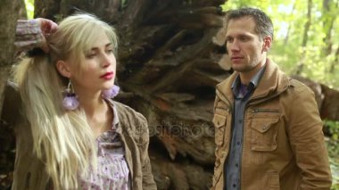 Kız arıyor ve onu öpmeye erkek