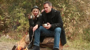 Çift konuşmak ve ateşin yanında içme