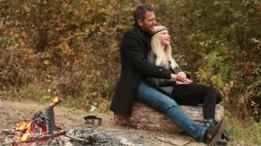 Orman yangın yakındaki aşık Çift