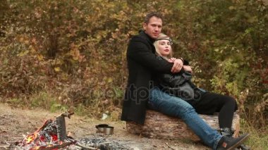 Ateşin yanında oturmuş aşık Çift