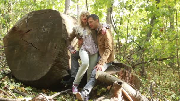 Paar zusammen im Herbstwald — Stockvideo