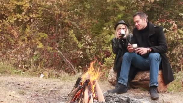 Para razem w pobliżu ognia picie herbaty — Wideo stockowe
