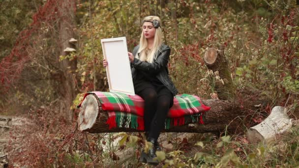 Bonita chica dibujando en otoño bosque — Vídeos de Stock