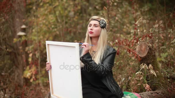 Mujer joven dibujo de la imagen al aire libre — Vídeos de Stock