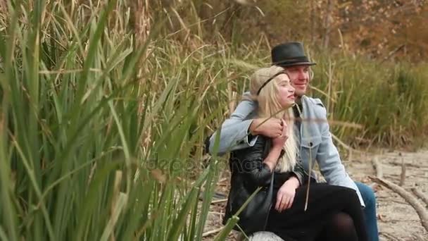 Закохана пара сидить у очереті — стокове відео