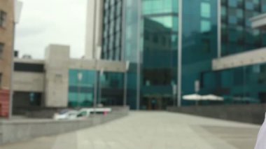 İşadamı kamera seyir ve gülümseyen gömlekli