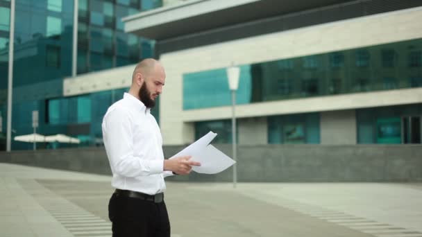 Empresario lanzando documentos — Vídeos de Stock