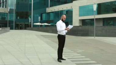 Ofis Binası yakınındaki kağıt atma işadamı
