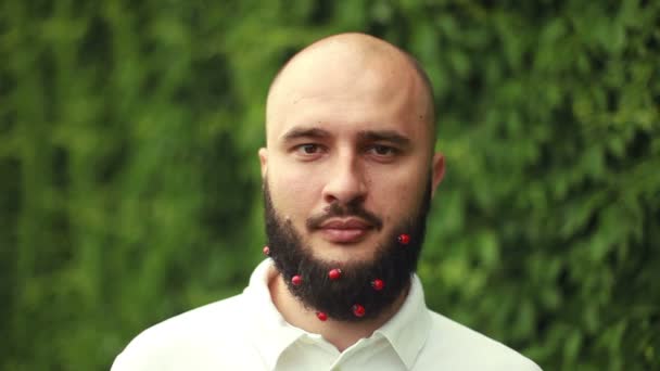 Забавный портрет человека с бородой — стоковое видео