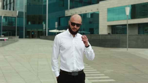Άνθρωπος στο πουκάμισο απογειωθεί γυαλιά ηλίου — Αρχείο Βίντεο