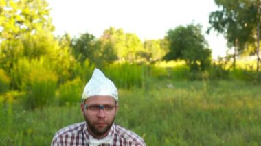 Hood ayakta genç adam