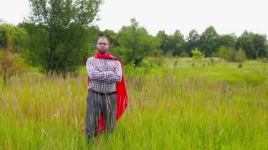 Genç adam etrafa, yolu seçme kırmızı manto ve çalıştırmak