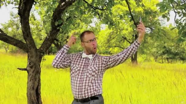Jonge man in glazen grappige selfie maken — Stockvideo