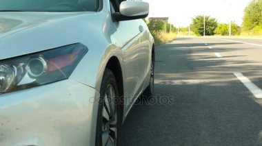 Adam mavi gömlek ve yaklaşan ve gri passen girerek kot