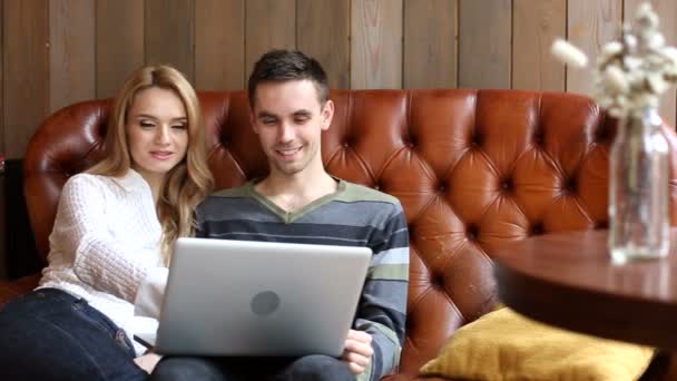 Мужчина и женщина делают онлайн покупки — стоковое видео