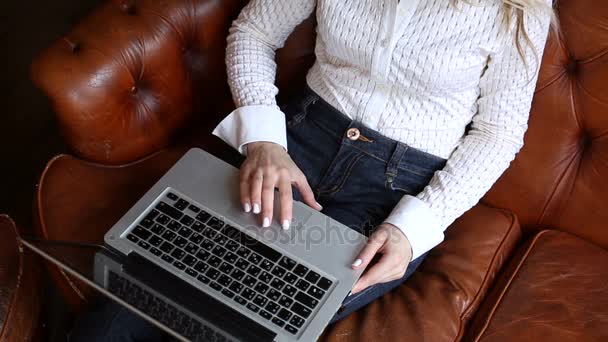 Mulher fazendo compras online — Vídeo de Stock