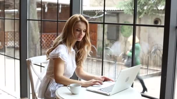 Mujer trabajando por cuenta propia — Vídeo de stock