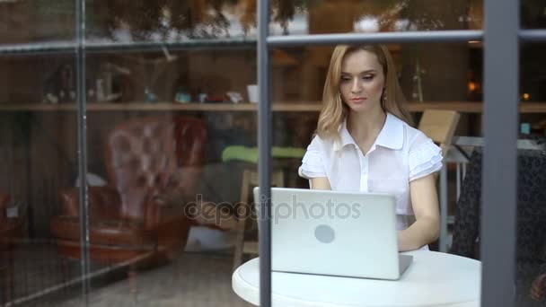 Woman working freelance — Stock Video