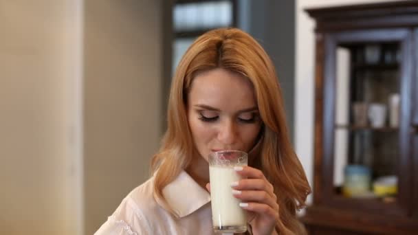 Femme buvant du lait — Video