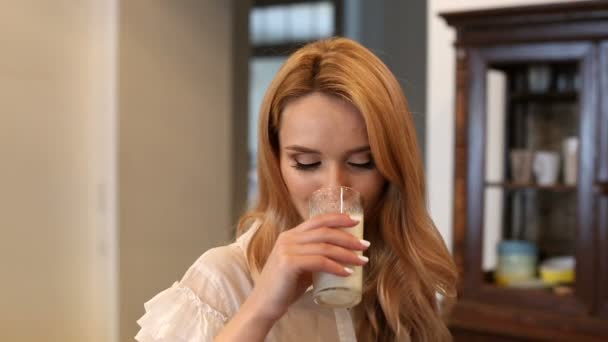 Frau trinkt Milch — Stockvideo