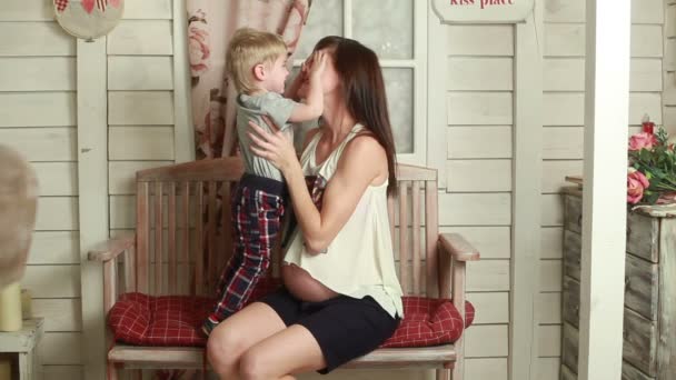 Беременная женщина играет со старшим ребенком — стоковое видео