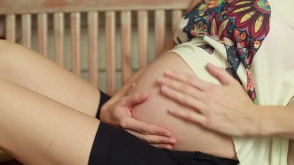 Zukünftige Mutter streichelt ziemlich großen Bauch — Stockvideo