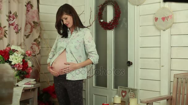テーブルの近くに立っている妊娠中の女性 — ストック動画