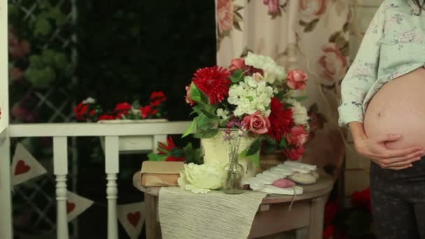 Future mother near table with decor — Stock Video