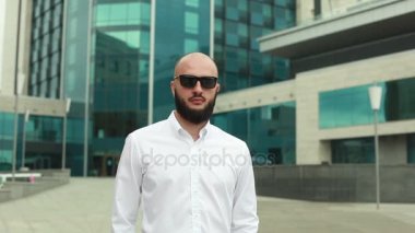 Güneş gözlüğü alarak ve kamera arayan adam