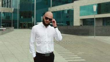 Güneş gözlüğü alarak ve gülümseyen bir adam