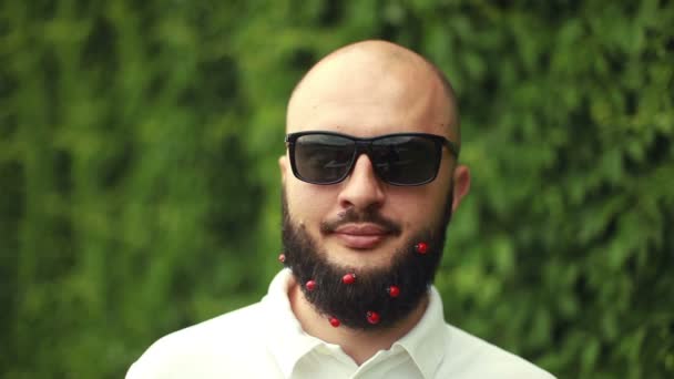 Porträt eines Mannes mit Bart — Stockvideo