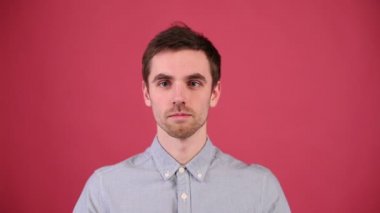 Tişörtlü güleryüzlü adam