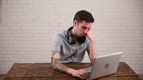 Cansado homem-freelancer está trabalhando — Vídeo de Stock