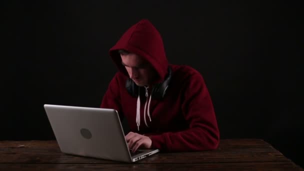 Ο άνθρωπος-χάκερ είναι πληκτρολογώντας να σπάσει το σύστημα σε φορητό υπολογιστή — Αρχείο Βίντεο