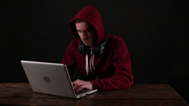 Άνθρωπος-χάκερ πηγαίνοντας μακριά μετά το σπάσιμο του συστήματος — Αρχείο Βίντεο