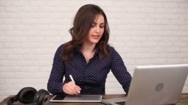 Retoucher dijital tablet ile çalışır