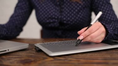 Retoucher kadın dijital tablet ile çalışıyor