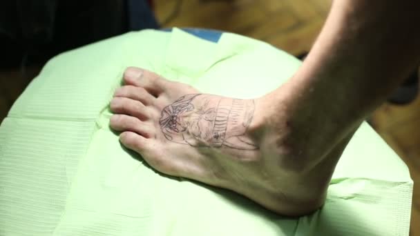 Майстер кладе татуювання — стокове відео