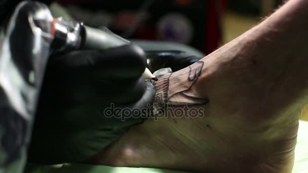 Close-up mestre faz tatuagem — Vídeo de Stock