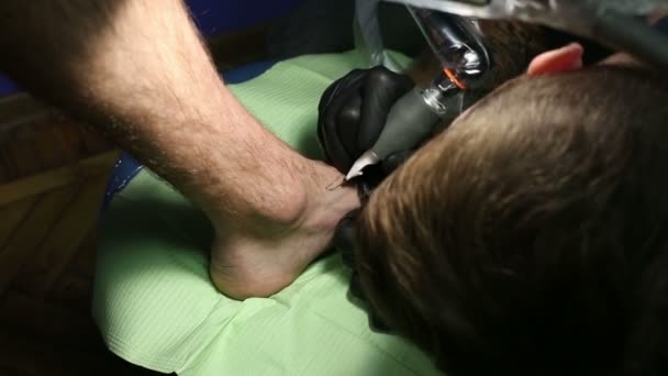 Por mestre tatuagem é feita — Vídeo de Stock