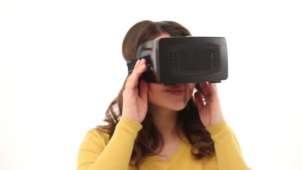 Mujer disfrutando de la realidad virtual — Vídeos de Stock