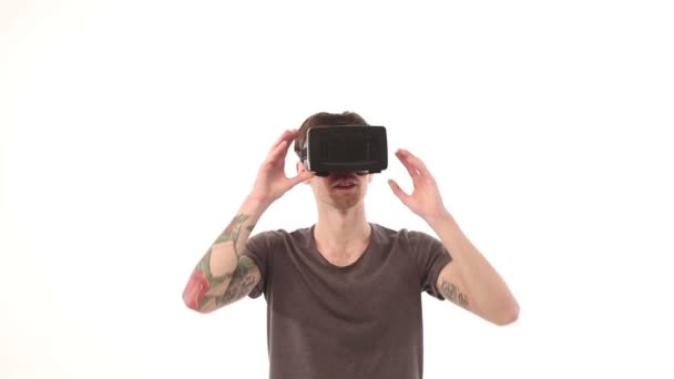Homem goza de VR — Vídeo de Stock