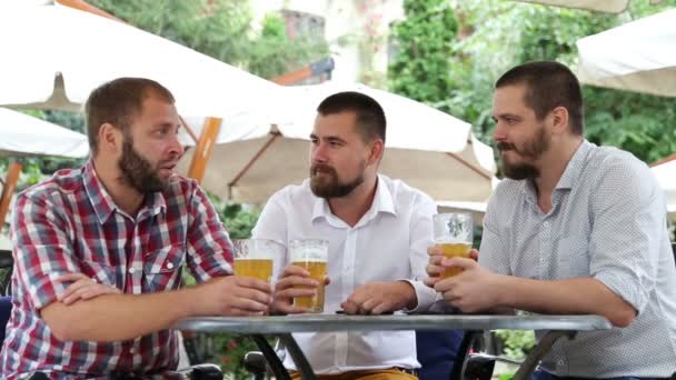 Tři muži s vousy sledování sportu zápas v kavárně — Stock video