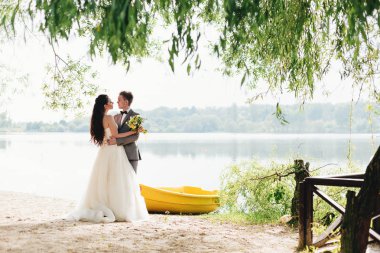 Teknenin kucaklayan yeni evliler