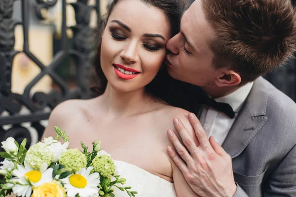 Brudgummen kyssa sin brud — Stockfoto