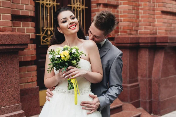 Жених целует невесту плечо — стоковое фото