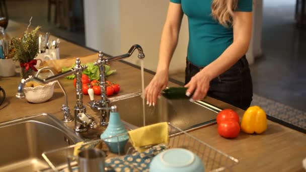 Jovem mulher lavando legumes — Vídeo de Stock