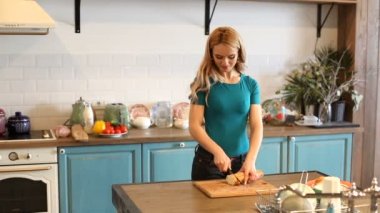 Kadın beyaz ekmek dilimleme