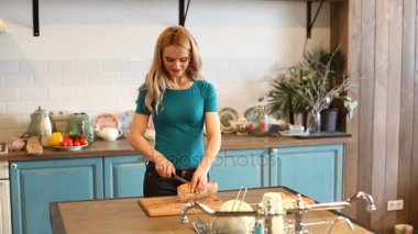 Kadın beyaz ekmek dilimleme