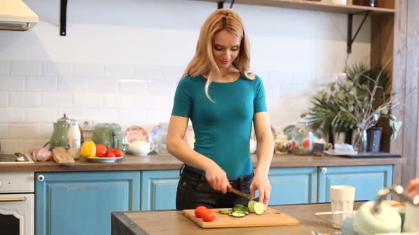 Vrouw snijden komkommer — Stockvideo